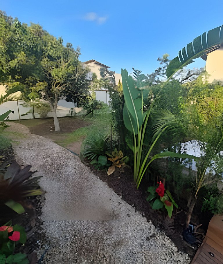 CASA 17 TOP no meio das árvores