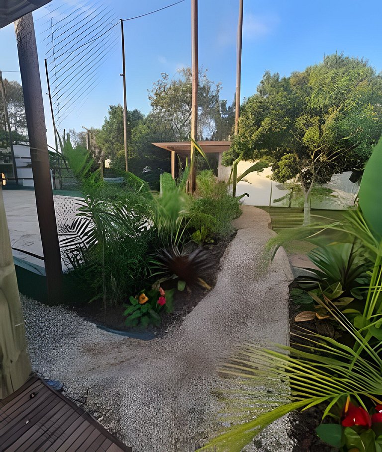 CASA 17 TOP no meio das árvores